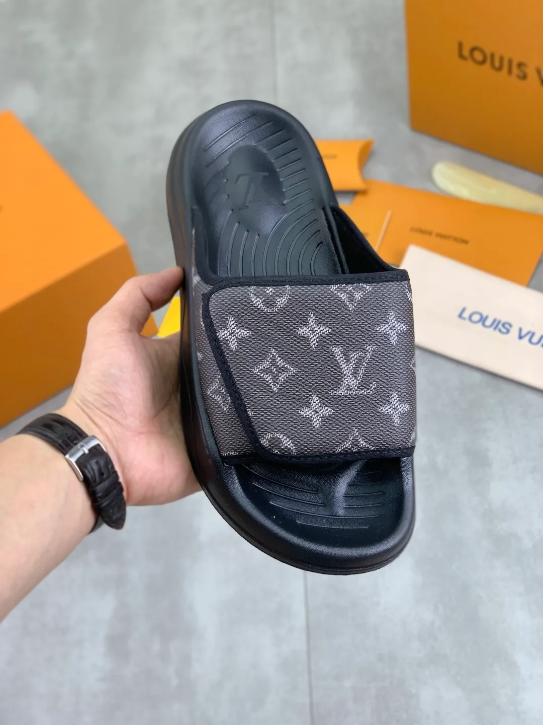 Men's shoes 💰P320💰【New style】🆘 Original quality 【LOUIS VUITTON】The popular Louis Vuitton LV men's slippers on the official website are on sale simultaneously! Original fabric imported from Italy. Original bottom provided by the original factory. Number of yards: 38-44 (customized to 45). Multiple colors to choose from. Fully packaged drawer box.